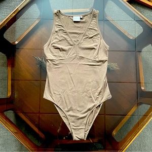 NWOT Richer Poorer V-Neck Bodysuit in Cub